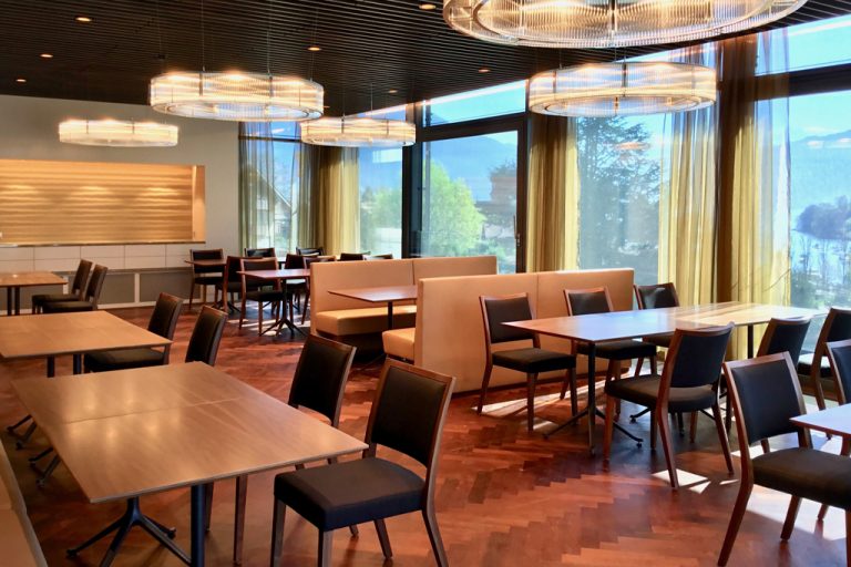 » Restaurant & Smokers Lounge