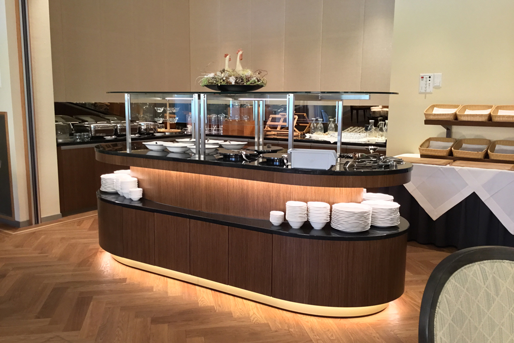 » Restaurant & Smokers Lounge