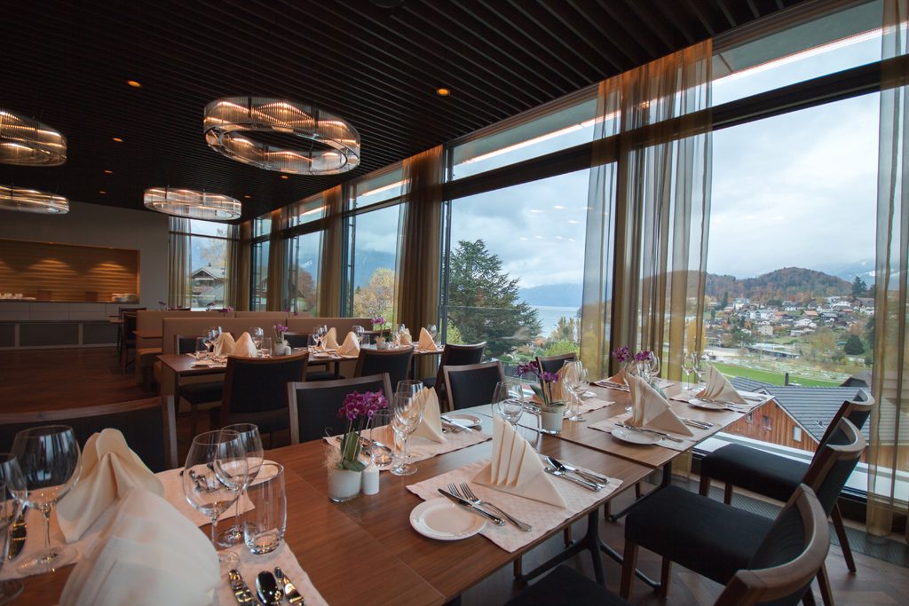 » Restaurant & Smokers Lounge