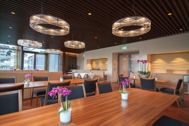 » Restaurant & Smokers Lounge